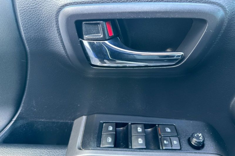 Toyota Tacoma 4WD Vehicle Full-screen Gallery Image 11