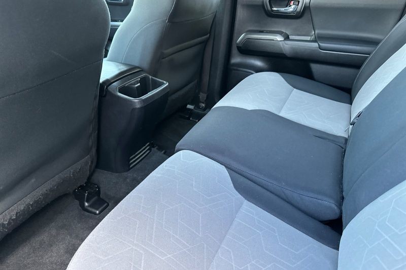 Toyota Tacoma 4WD Vehicle Full-screen Gallery Image 12