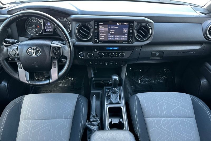 Toyota Tacoma 4WD Vehicle Full-screen Gallery Image 13