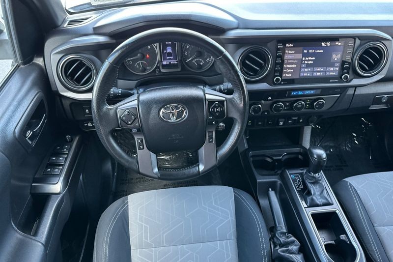 Toyota Tacoma 4WD Vehicle Full-screen Gallery Image 14