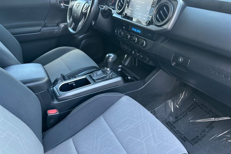 Toyota Tacoma 4WD Vehicle Full-screen Gallery Image 15
