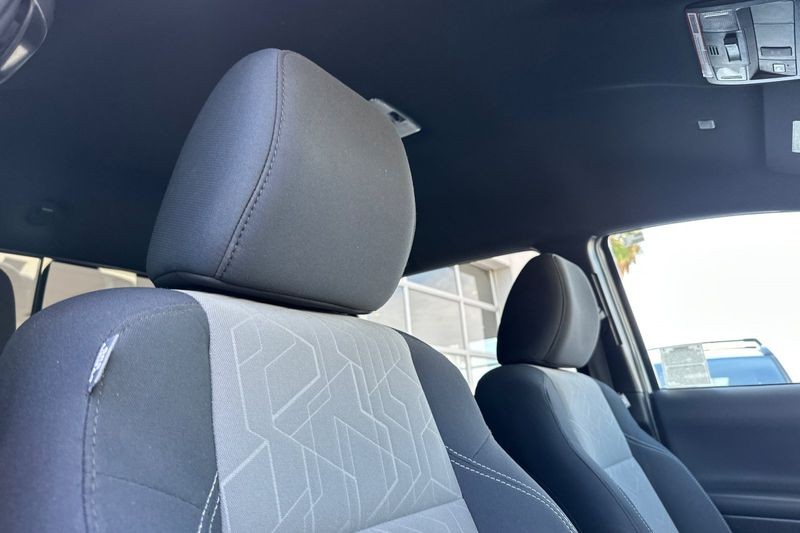 Toyota Tacoma 4WD Vehicle Full-screen Gallery Image 16