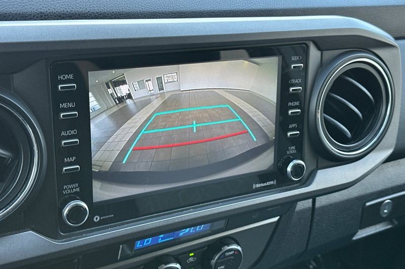 Toyota Tacoma 4WD Vehicle Full-screen Gallery Image 18