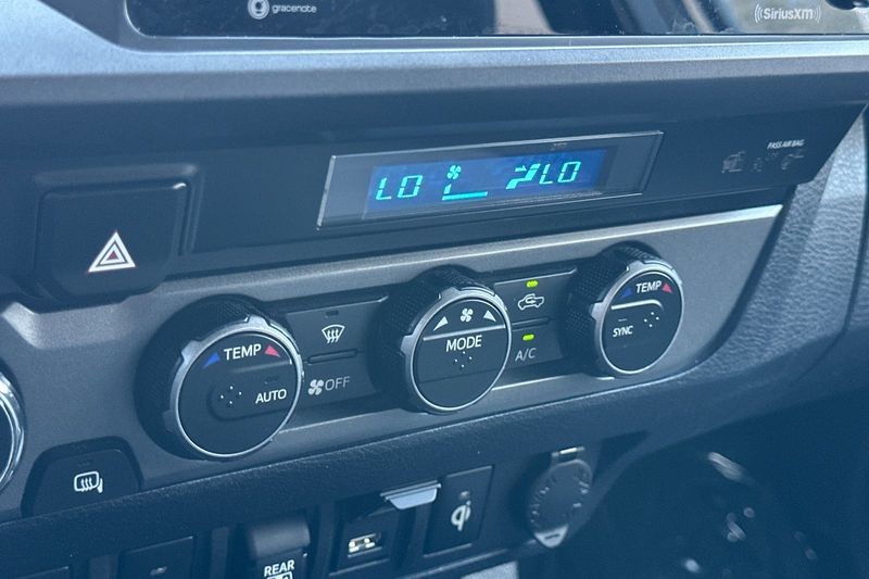 Toyota Tacoma 4WD Vehicle Full-screen Gallery Image 19