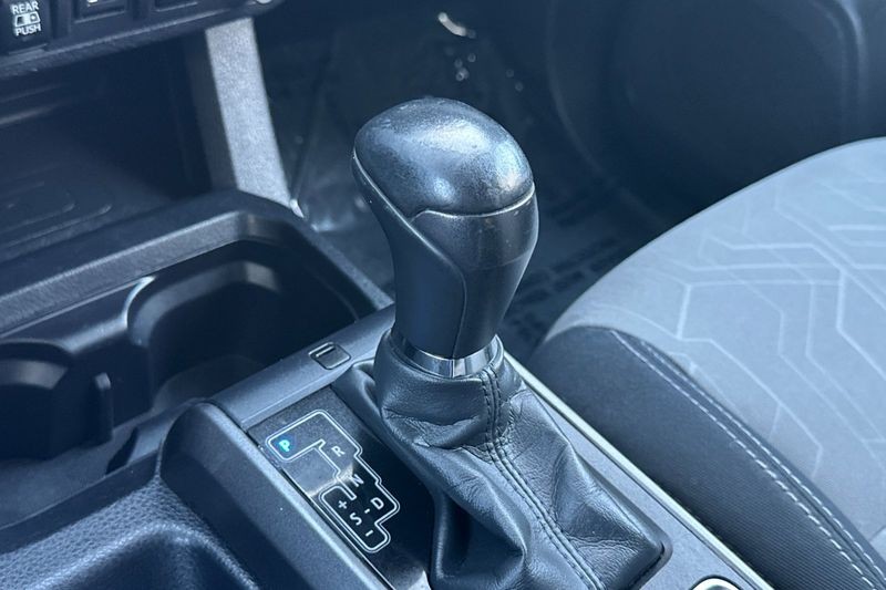 Toyota Tacoma 4WD Vehicle Full-screen Gallery Image 20