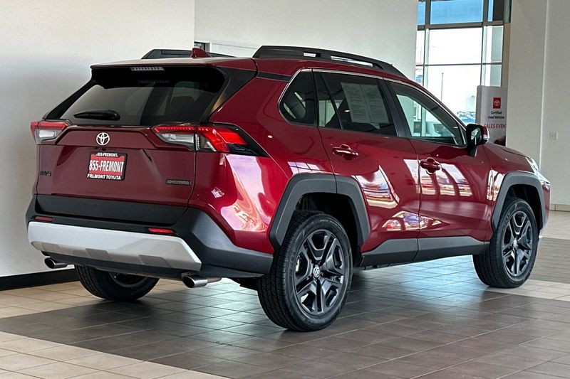 Toyota RAV4 Vehicle Full-screen Gallery Image 04