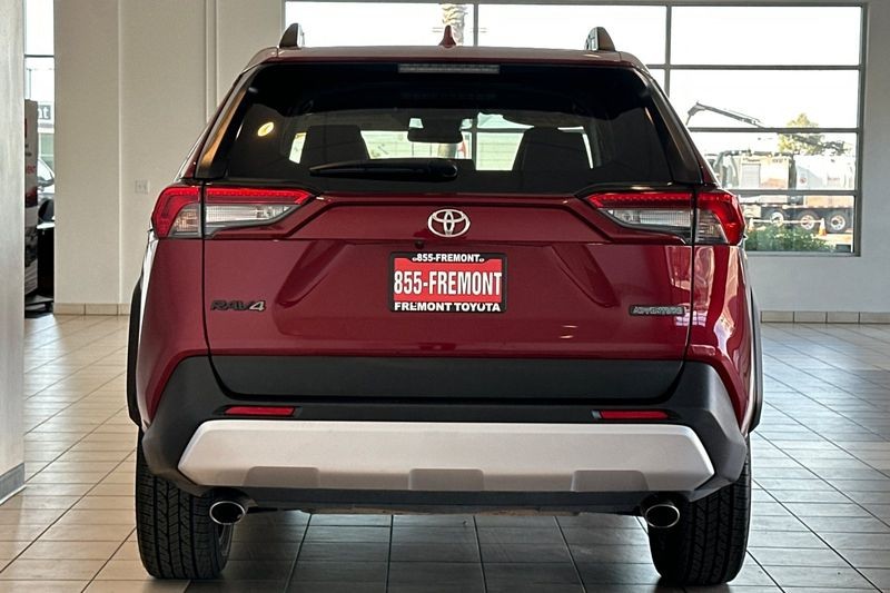 Toyota RAV4 Vehicle Full-screen Gallery Image 05