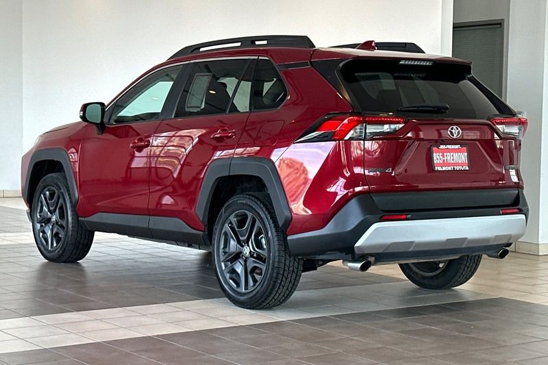 Toyota RAV4 Vehicle Full-screen Gallery Image 06
