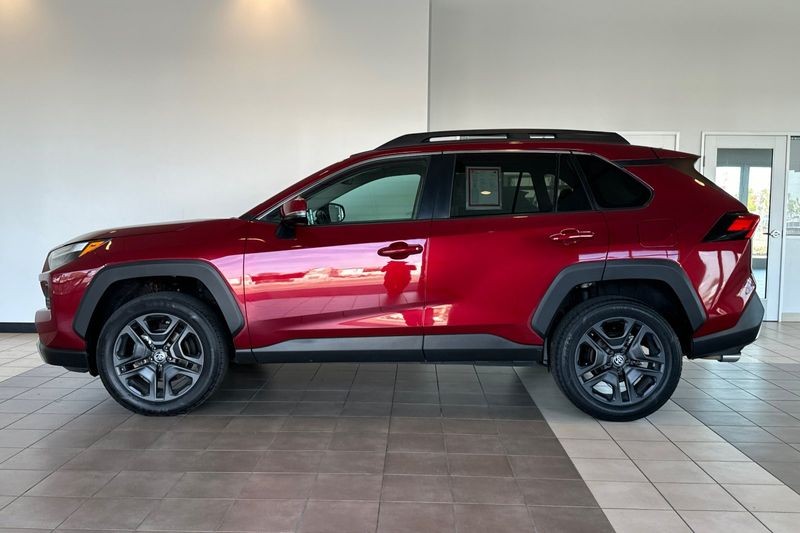 Toyota RAV4 Vehicle Full-screen Gallery Image 07
