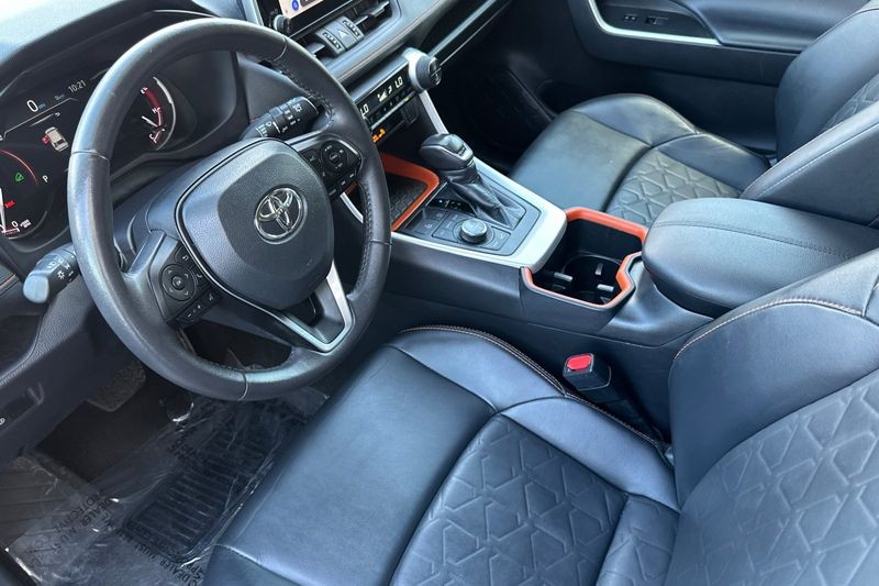 Toyota RAV4 Vehicle Full-screen Gallery Image 10