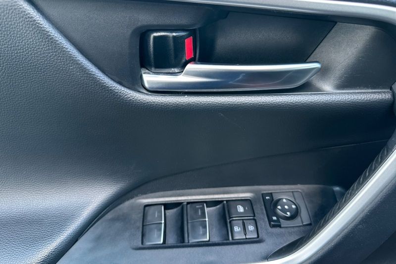 Toyota RAV4 Vehicle Full-screen Gallery Image 11