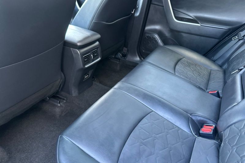 Toyota RAV4 Vehicle Full-screen Gallery Image 12