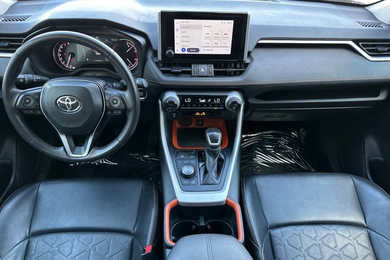 Toyota RAV4 Vehicle Full-screen Gallery Image 13