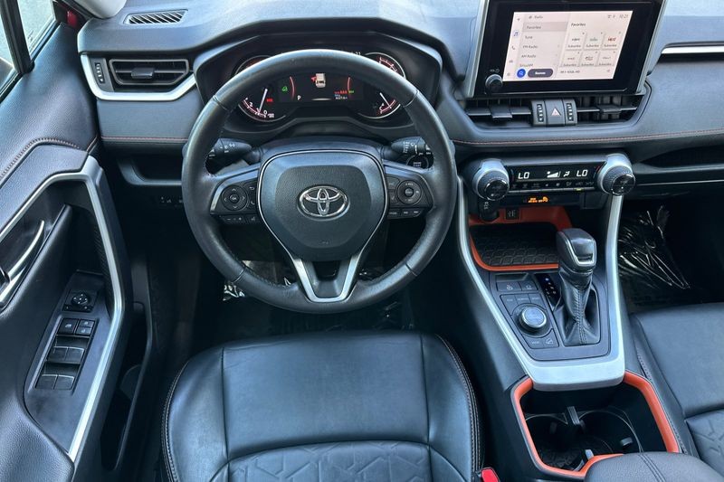 Toyota RAV4 Vehicle Full-screen Gallery Image 14