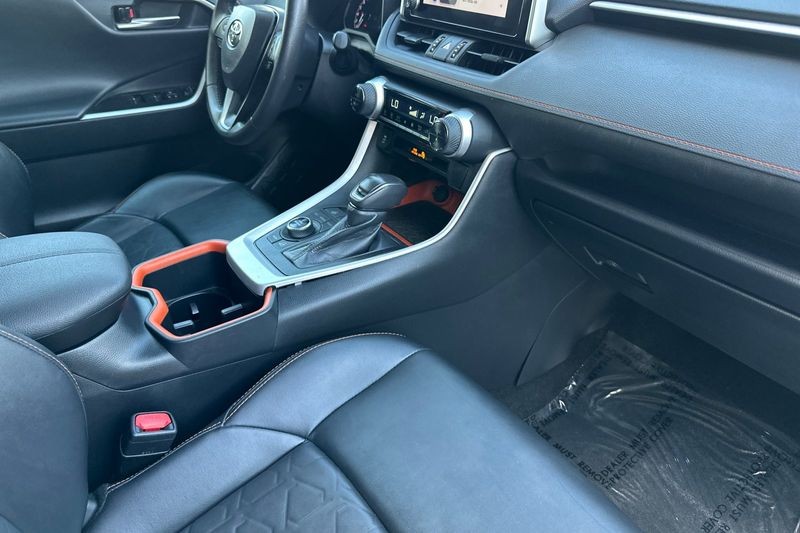 Toyota RAV4 Vehicle Full-screen Gallery Image 16