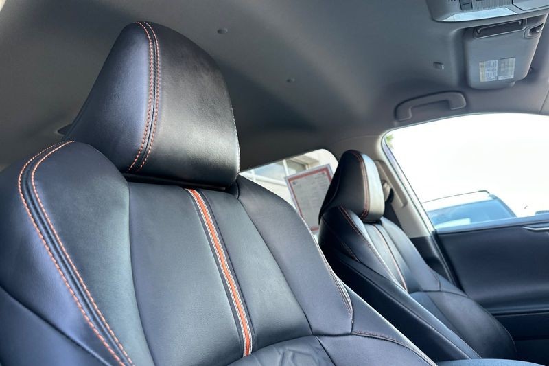 Toyota RAV4 Vehicle Full-screen Gallery Image 17