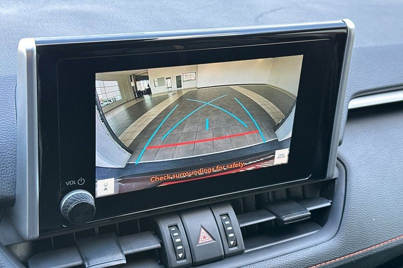 Toyota RAV4 Vehicle Full-screen Gallery Image 19