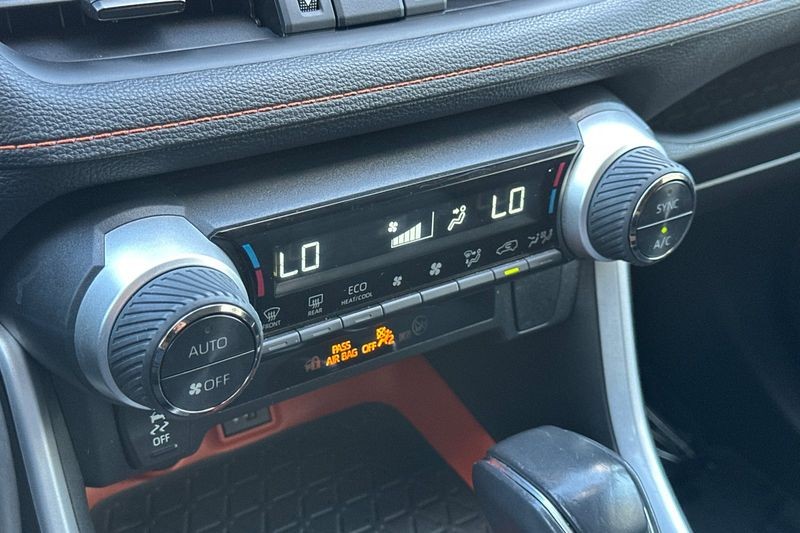 Toyota RAV4 Vehicle Full-screen Gallery Image 20