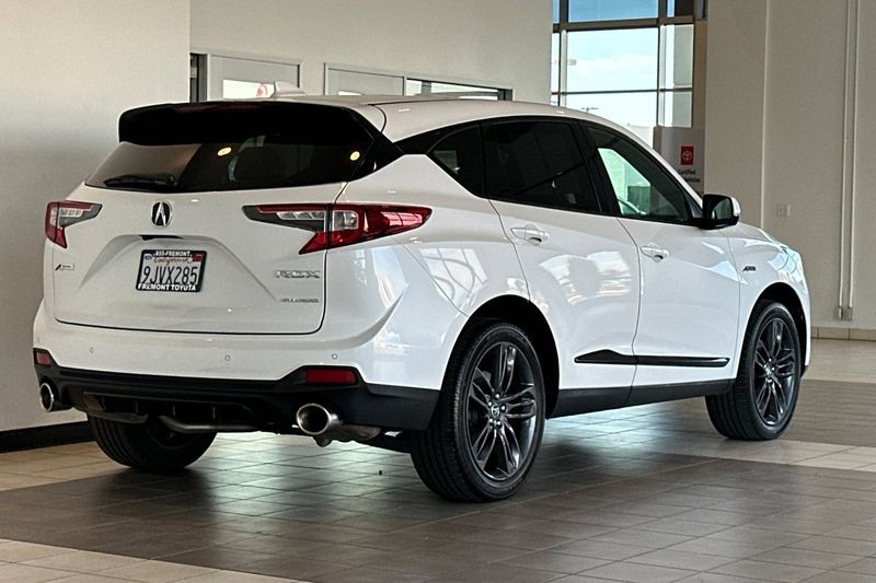 Acura RDX Vehicle Full-screen Gallery Image 04