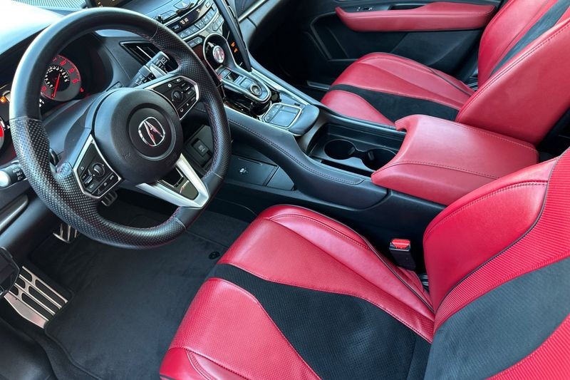 Acura RDX Vehicle Full-screen Gallery Image 10