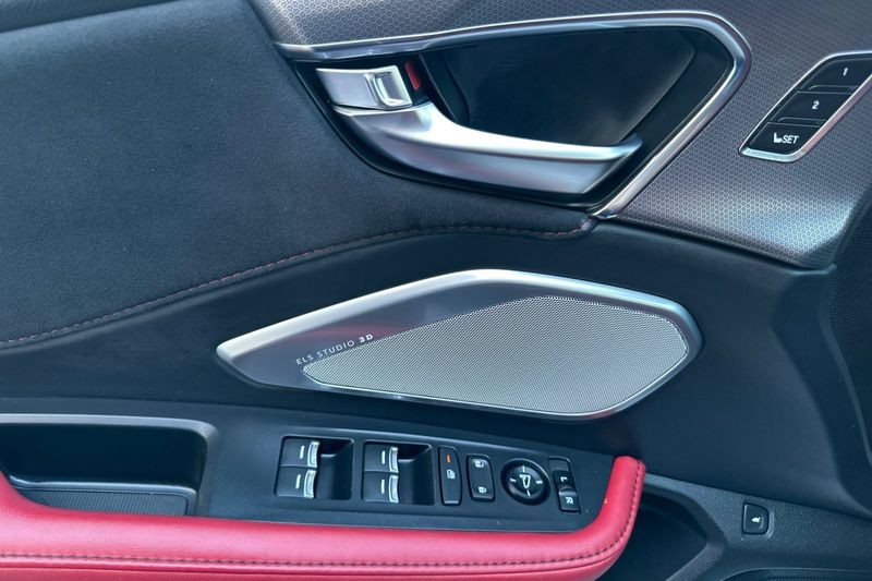 Acura RDX Vehicle Full-screen Gallery Image 11