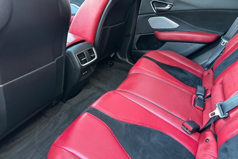 Acura RDX Vehicle Full-screen Gallery Image 12