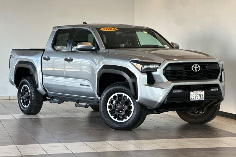 Toyota Tacoma 4WD Vehicle Full-screen Gallery Image 02