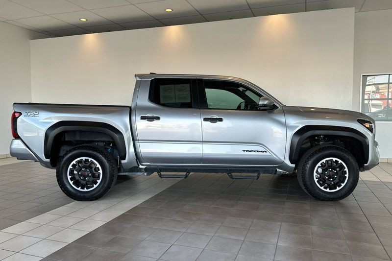 Toyota Tacoma 4WD Vehicle Full-screen Gallery Image 03