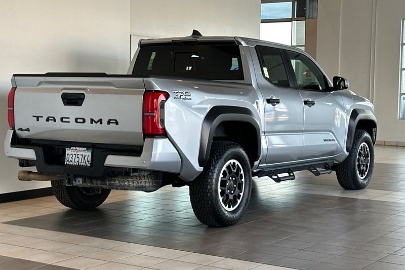 Toyota Tacoma 4WD Vehicle Full-screen Gallery Image 04