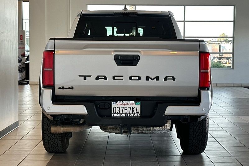 Toyota Tacoma 4WD Vehicle Full-screen Gallery Image 05