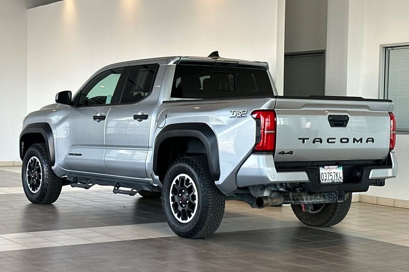 Toyota Tacoma 4WD Vehicle Full-screen Gallery Image 06