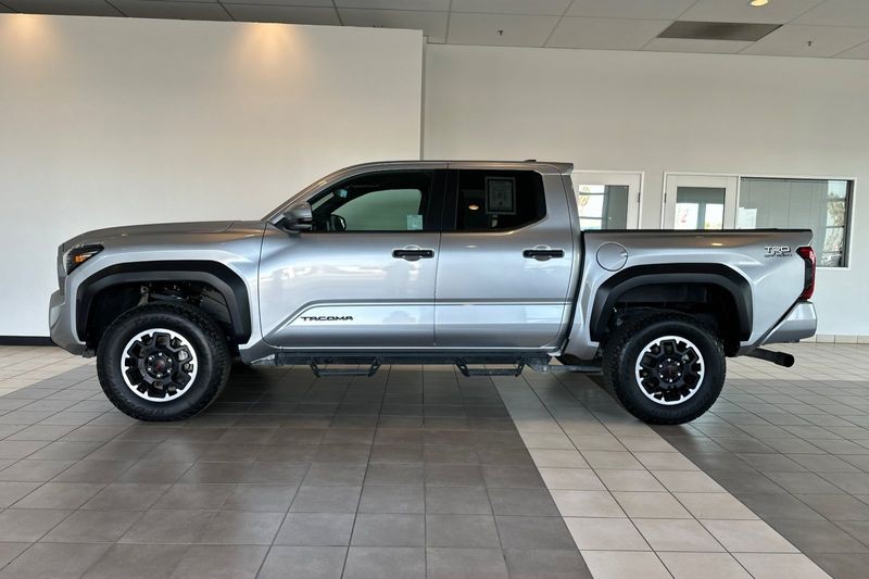 Toyota Tacoma 4WD Vehicle Full-screen Gallery Image 07