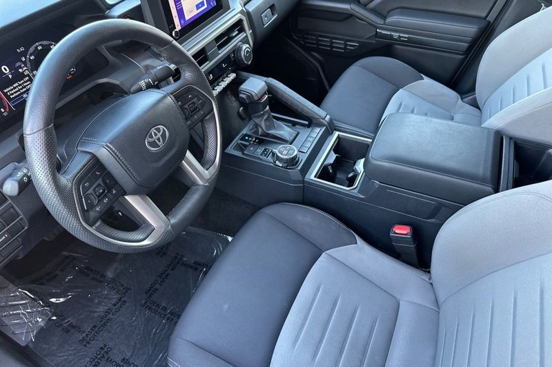 Toyota Tacoma 4WD Vehicle Full-screen Gallery Image 10