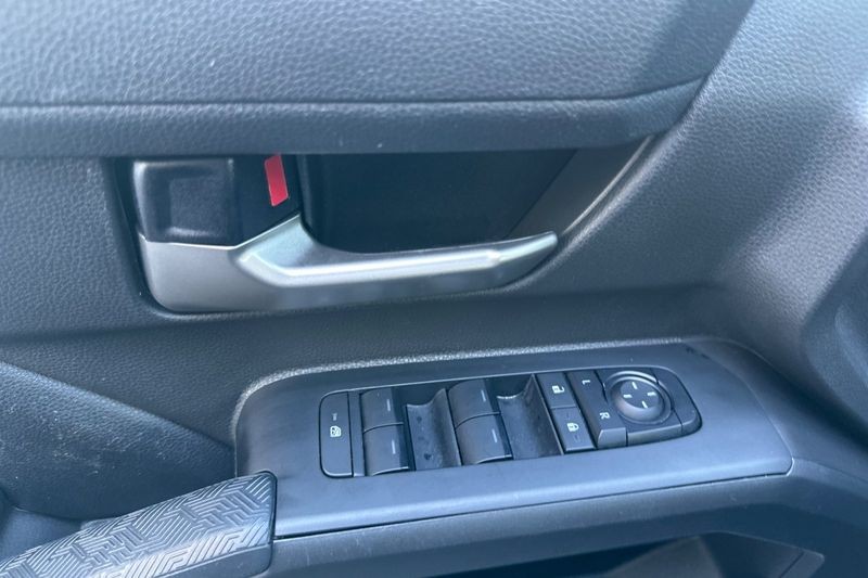 Toyota Tacoma 4WD Vehicle Full-screen Gallery Image 11