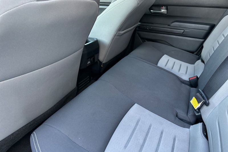 Toyota Tacoma 4WD Vehicle Full-screen Gallery Image 12
