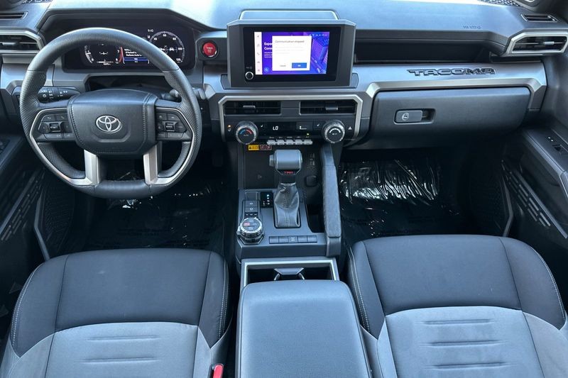 Toyota Tacoma 4WD Vehicle Full-screen Gallery Image 13