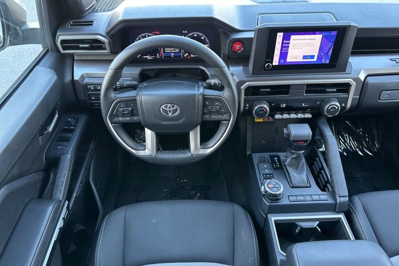 Toyota Tacoma 4WD Vehicle Full-screen Gallery Image 14