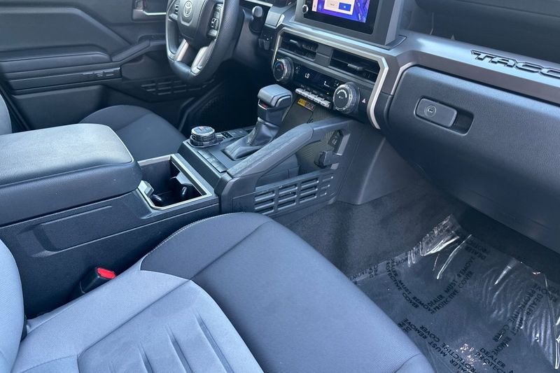 Toyota Tacoma 4WD Vehicle Full-screen Gallery Image 15
