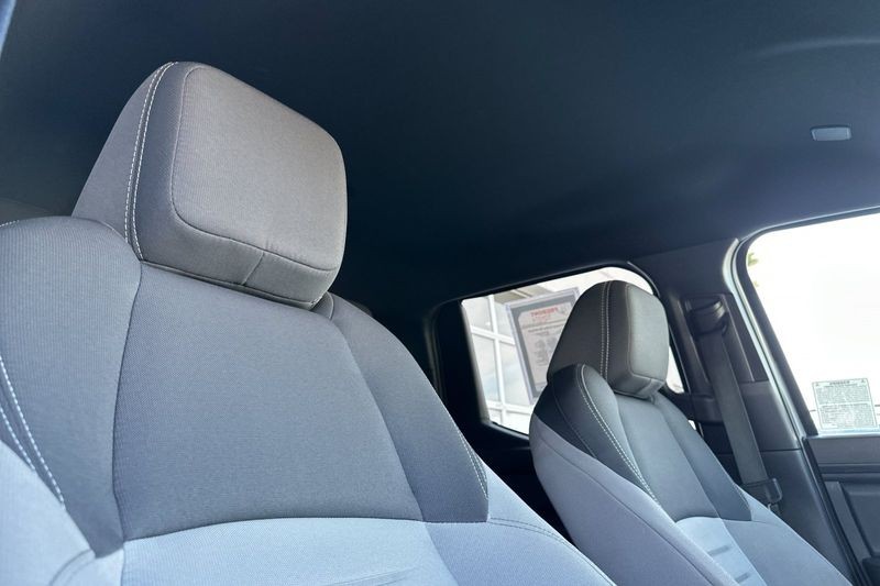 Toyota Tacoma 4WD Vehicle Full-screen Gallery Image 16