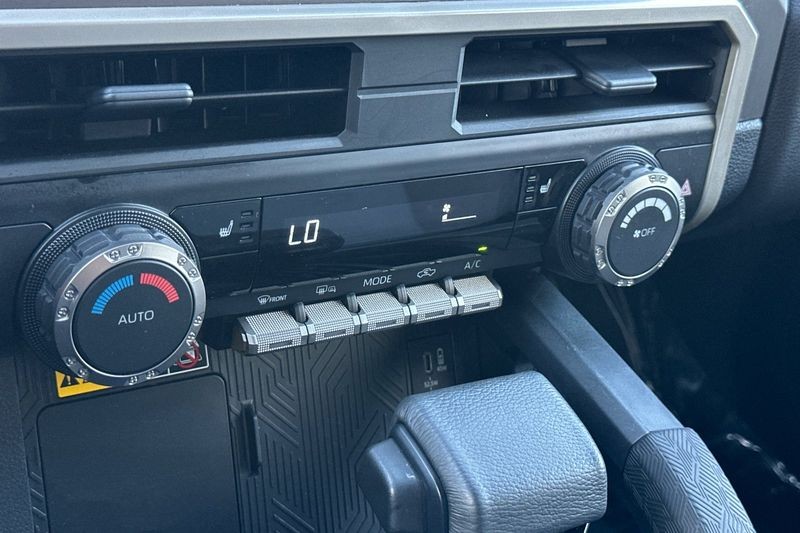 Toyota Tacoma 4WD Vehicle Full-screen Gallery Image 19