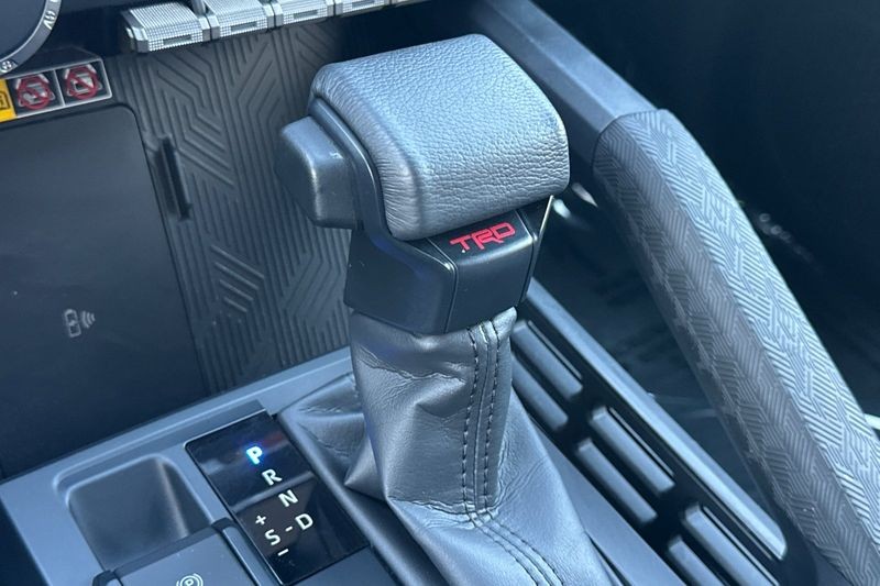 Toyota Tacoma 4WD Vehicle Full-screen Gallery Image 20
