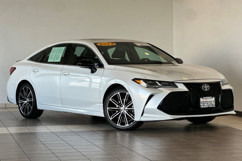 Toyota Avalon Vehicle Full-screen Gallery Image 02