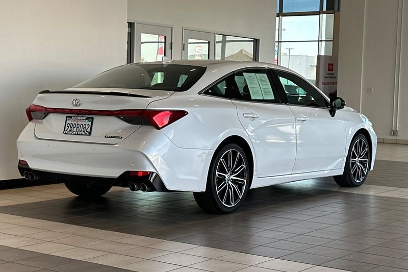 Toyota Avalon Vehicle Full-screen Gallery Image 04