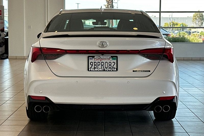 Toyota Avalon Vehicle Full-screen Gallery Image 05