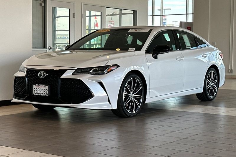 Toyota Avalon Vehicle Full-screen Gallery Image 08