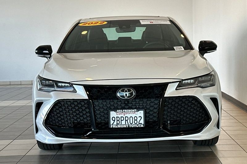 Toyota Avalon Vehicle Full-screen Gallery Image 09