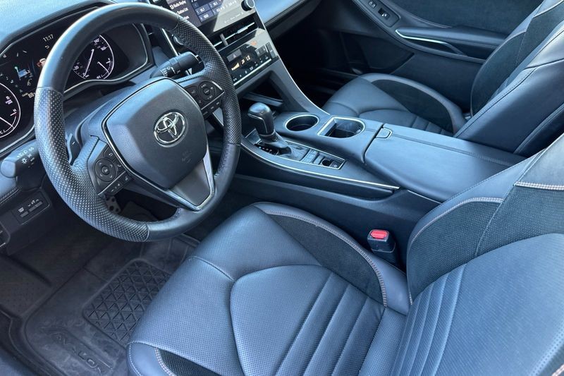 Toyota Avalon Vehicle Full-screen Gallery Image 10
