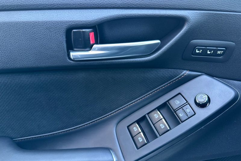 Toyota Avalon Vehicle Full-screen Gallery Image 11