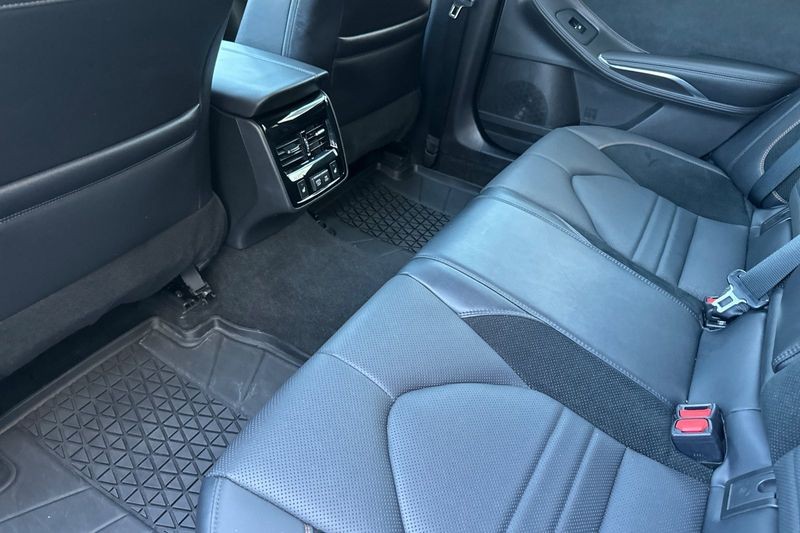 Toyota Avalon Vehicle Full-screen Gallery Image 12