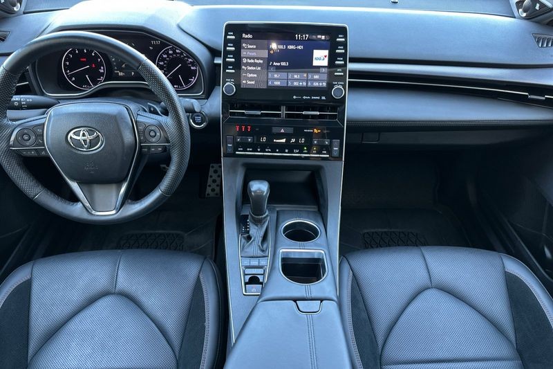 Toyota Avalon Vehicle Full-screen Gallery Image 13
